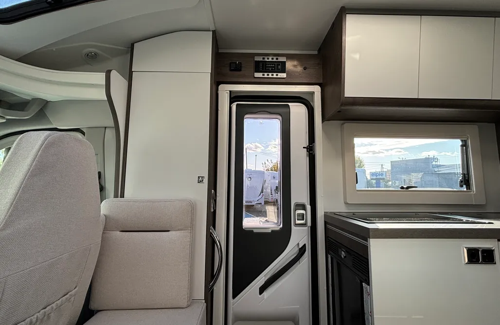 AlohaCamp Kompaktowy nowy kamper Benimar Yrteo 861 | idealny dla par lub 2+1 4