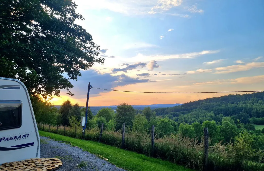 Łazy Domki Sunrise Camp | Nowoczesna przyczepa kempingowa 1