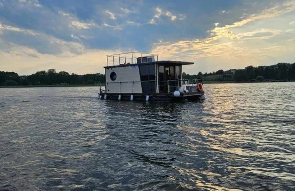 noclegi AlohaCamp Houseboat pływający domek 4