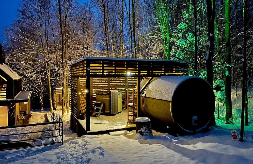 Góry Świętokrzyskie Noclegi Wzgórza Kunowskie - domy na wynajem z basenem, baliami i saunami 1