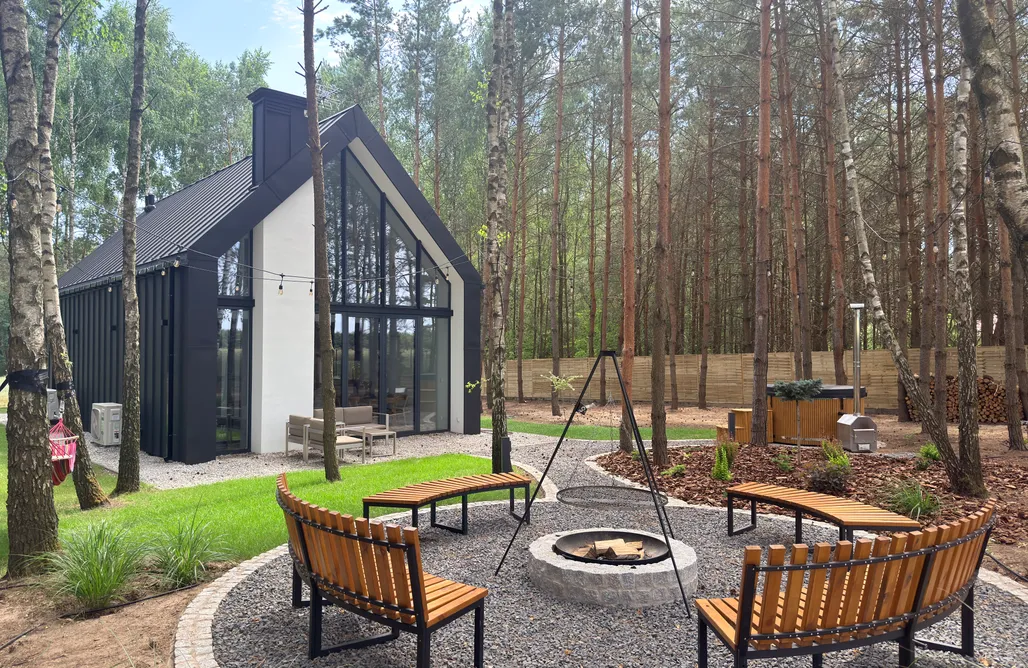 Nowoczesna stodoła w otoczeniu lasu i pól AlohaCamp