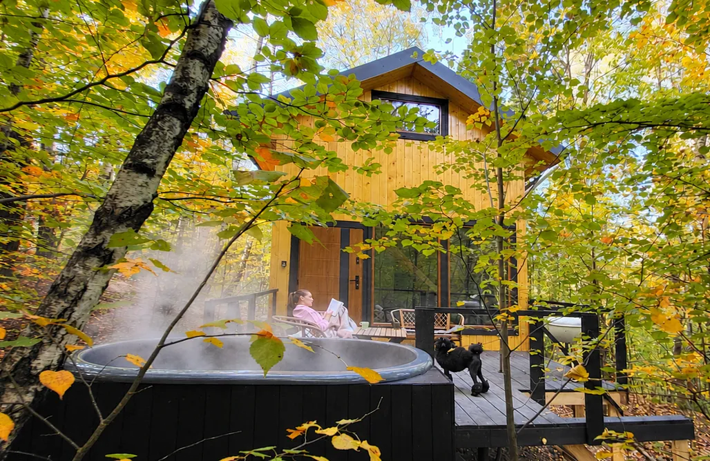Wiewiórkowo Premium Hideaway | Casa en el bosque salvaje, Bañera Caliente & Cine AlohaCamp