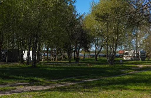 Zdjęcie obiektu Miejsce kamperowe i namiotowe - spokojny kemping nad jeziorem Sarbsko