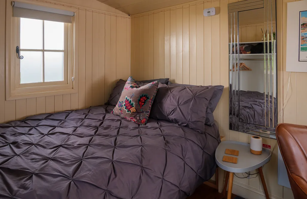 ubytovanie AlohaCamp Hill Top Hideaway Shepherds Hut with Hot Tub 1