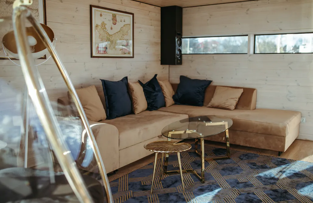 AlohaCamp Dom na wodze xxl + elektryczna motorówka z 2 sypialniami, wanną z hydromasażem, kominkiem, sauną kominkową, fotelem masującym, tarasem na dachu (boczny widok na jezioro) 4