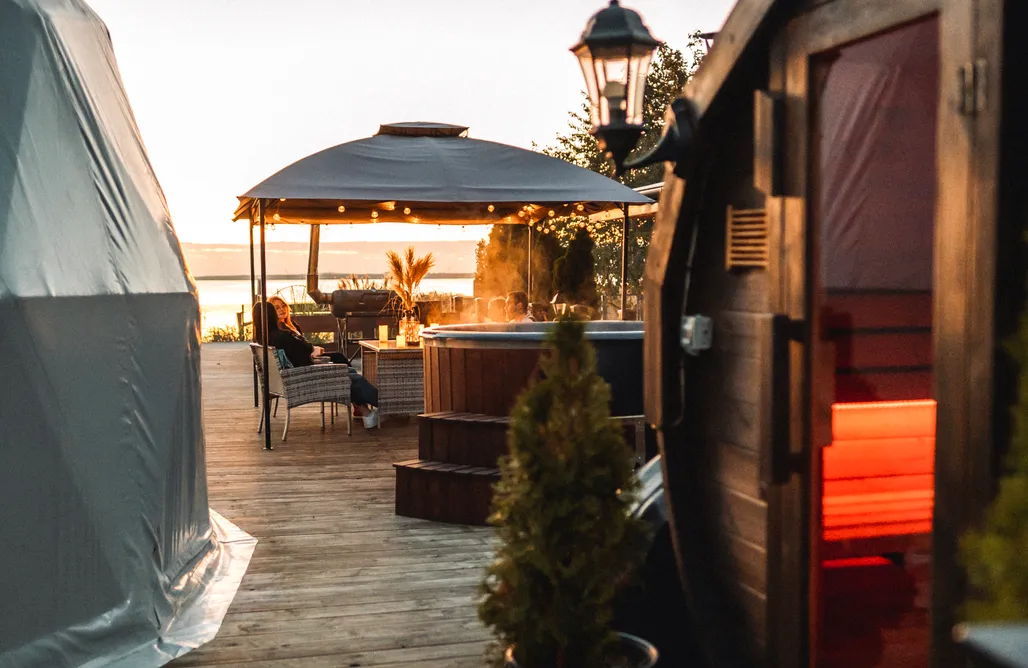 noclegi AlohaCamp Magiczna kopuła skryta pośród mgły 4