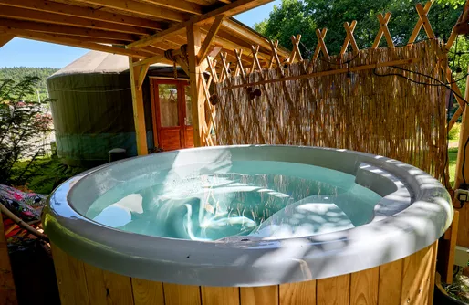 Zdjęcie obiektu Aloha Glamp - Okrągłe domki z balią przy rzece i lesie. Szlaki, stok narciarski. 