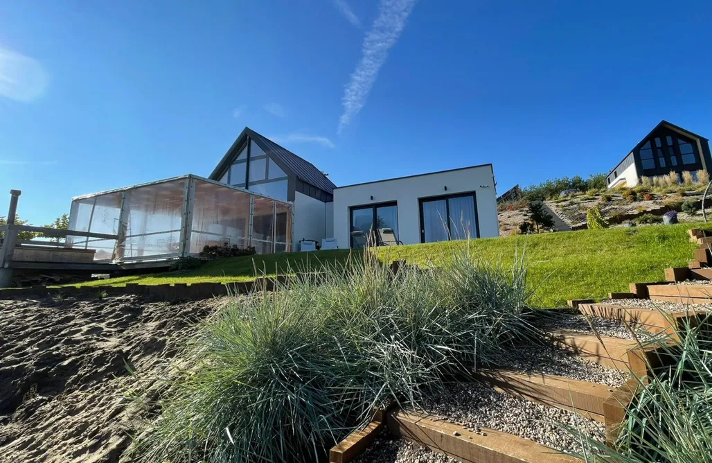 AlohaCamp Chill z nogami w wodzie 2