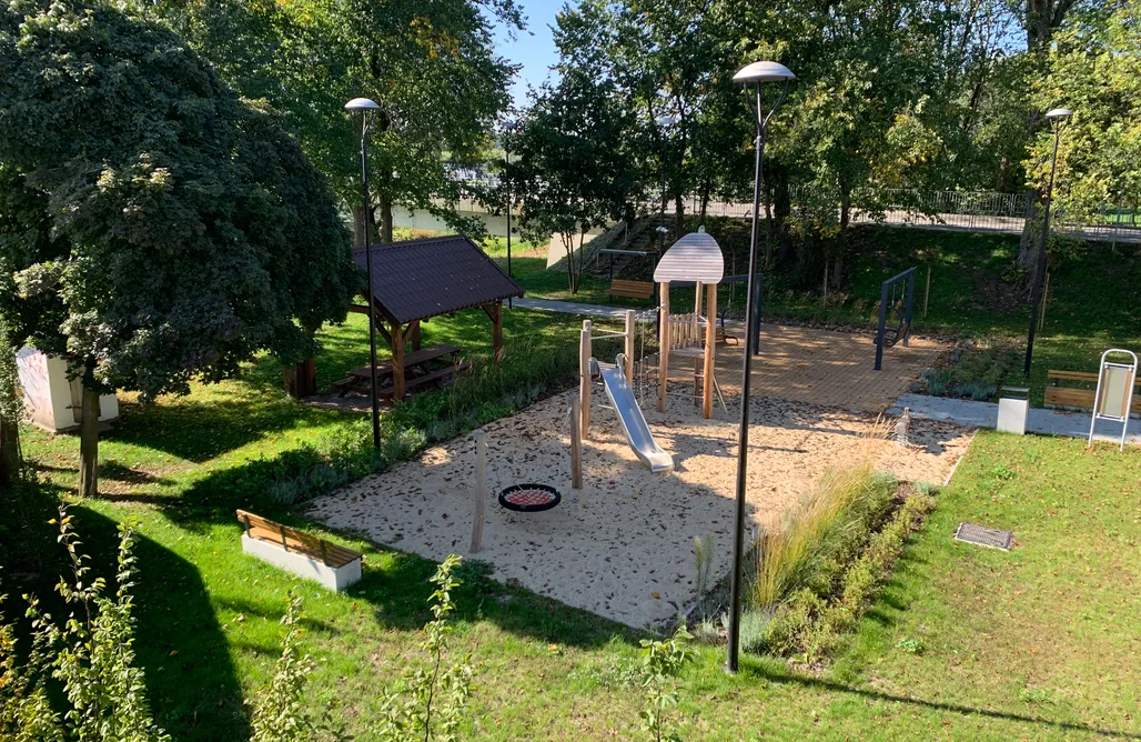 noclegi AlohaCamp Domek nad Wieprzem z pięknym widokiem na rzekę i okolicę. 1