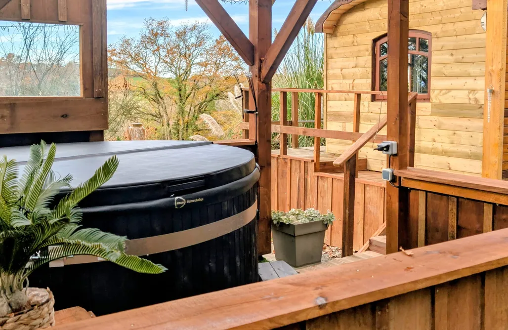 AlohaCamp accommodation La roulotte de Fichous avec bain nordique 1