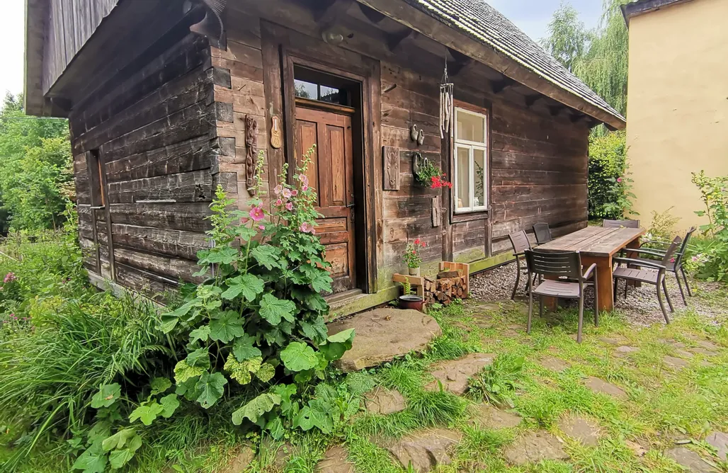 Wooden cottage at Feel free farm AlohaCamp