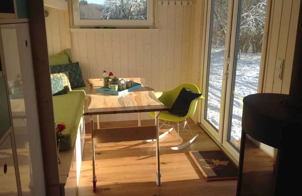 AlohaCamp Tiny House 3 ein Wintererlebnis vor dem Kamin 3