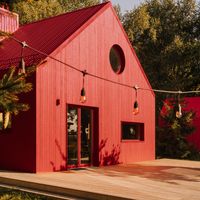 Rafał host Czerwony Domek między drzewami