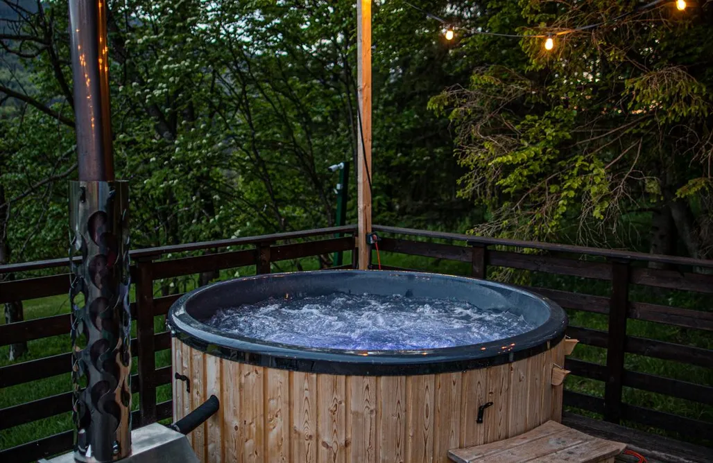 AlohaCamp Namiot Teatralny z balią/jacuzzi opalaną drewnem 2