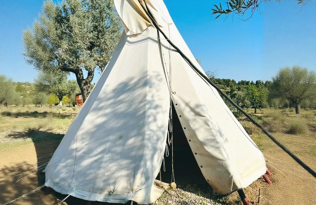 noclegi AlohaCamp Kurkum Farm Tipi Lunita 4