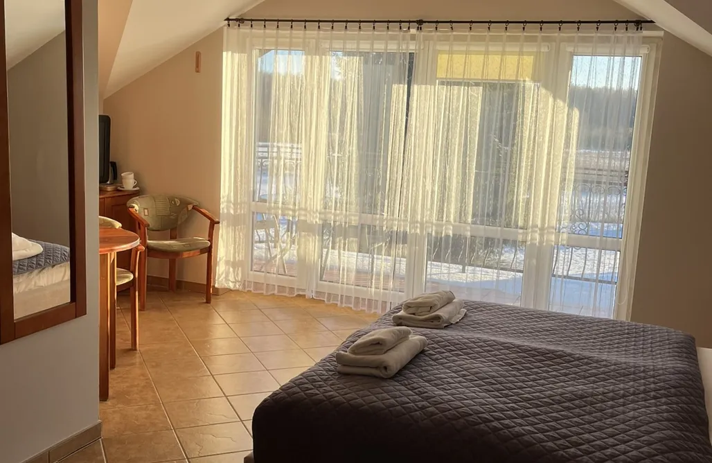 AlohaCamp Superior - wygodny nocleg w widokiem na łąki 2