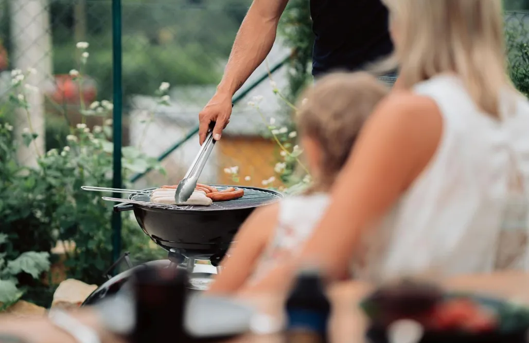 AlohaCamp accommodation Flugzeug im Garten 4