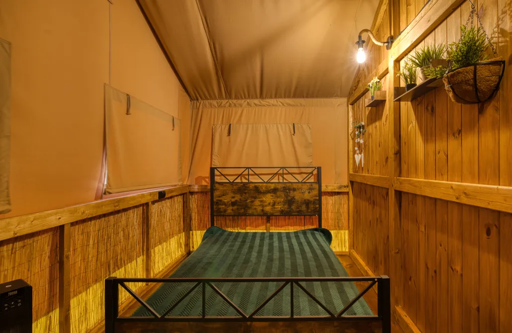 noclegi AlohaCamp Glamping Safari z prywatnym jacuzzi, kuchnią, łazienką 5