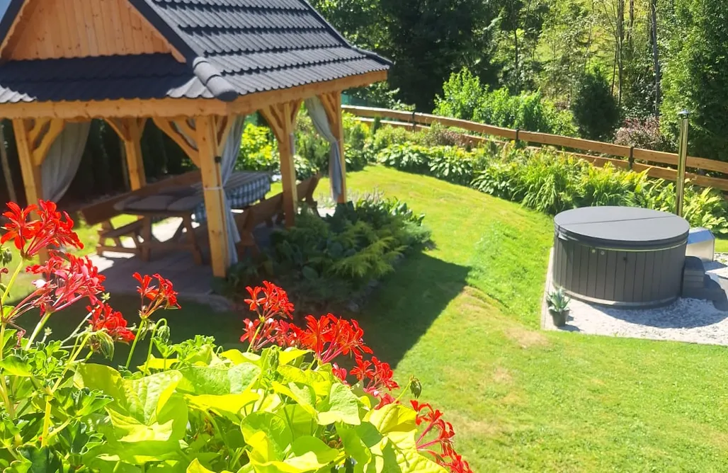 AlohaCamp accommodaties Salamandra Huis met panoramisch uitzicht op de bergen 4