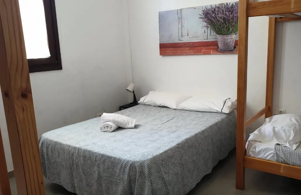 AlohaCamp Bungalow Familiar con una cama doble y dos literas 3