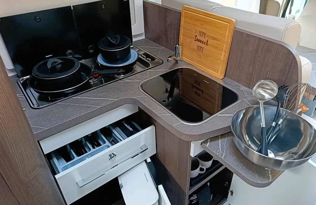 AlohaCamp Komfortowy kamper Benimar Tessoro 463 07 | prywatna sypialnia | idealny dla 4 osób 3