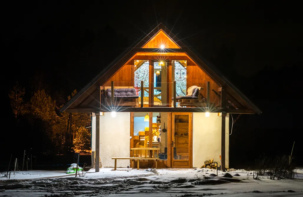 noclegi AlohaCamp Dwie Morgi Roztocza - domek z gliny i słomy 3