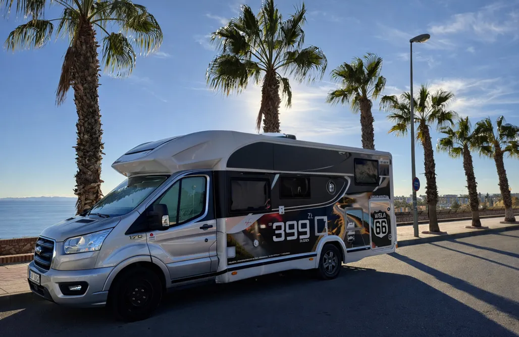 Fajne Miejsca na Wakacje w Polsce Benimar Tessoro 463 – kamper dla par lub 4 osób | podróż w stylu slow travel 1