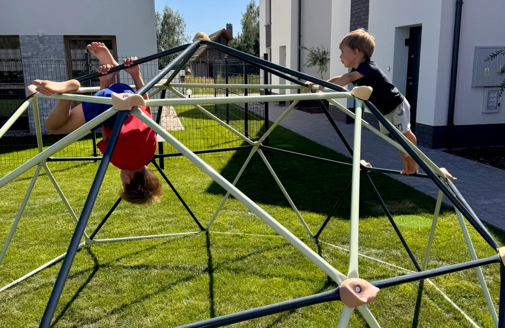 noclegi AlohaCamp Osada Porzeczkowa | Całoroczne domy z ogrodem i jacuzzi nad jeziorem 5