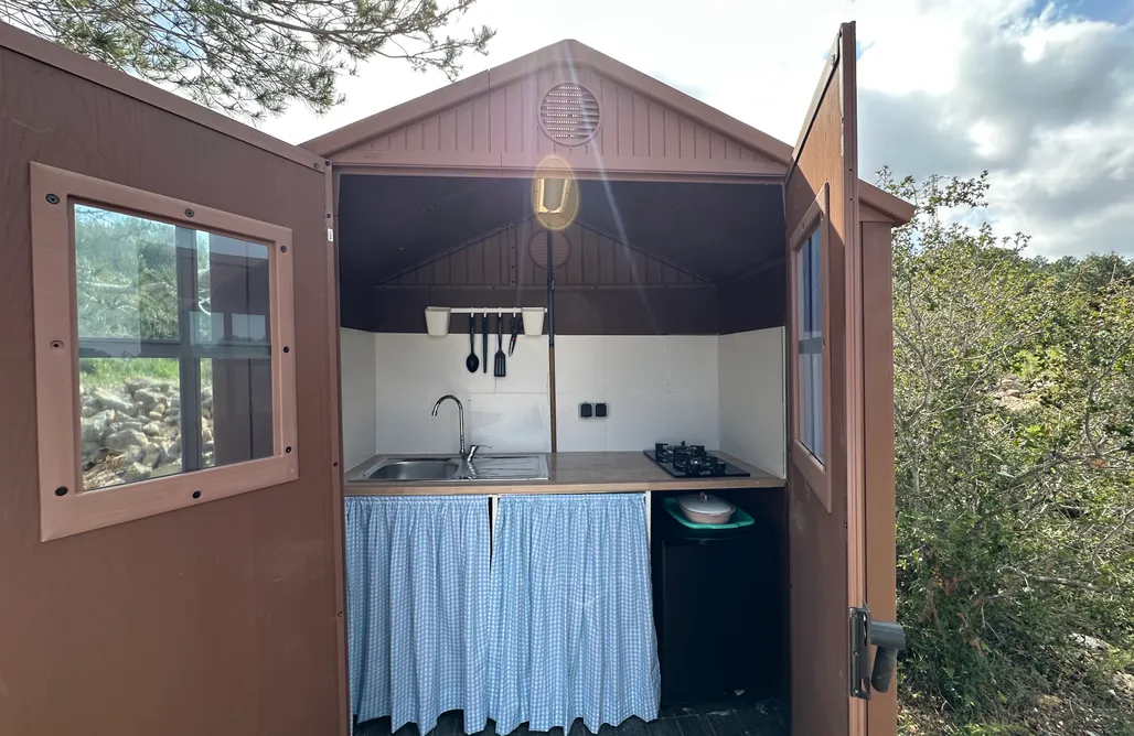 alojamientos AlohaCamp Caravana con techo panorámico 1