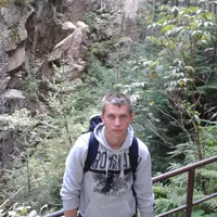 Mikołaj gospodarz Gawra - buschcraftowy domek w lesie