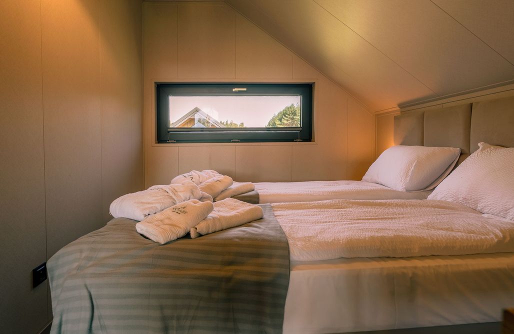 AlohaCamp Domek z antresolą i barierką przy stawie 2 3