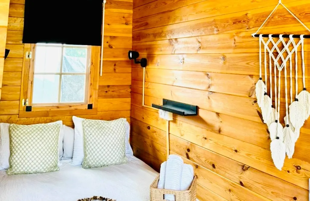 alojamientos AlohaCamp Tiny House Deluxe con jacuzzi 5