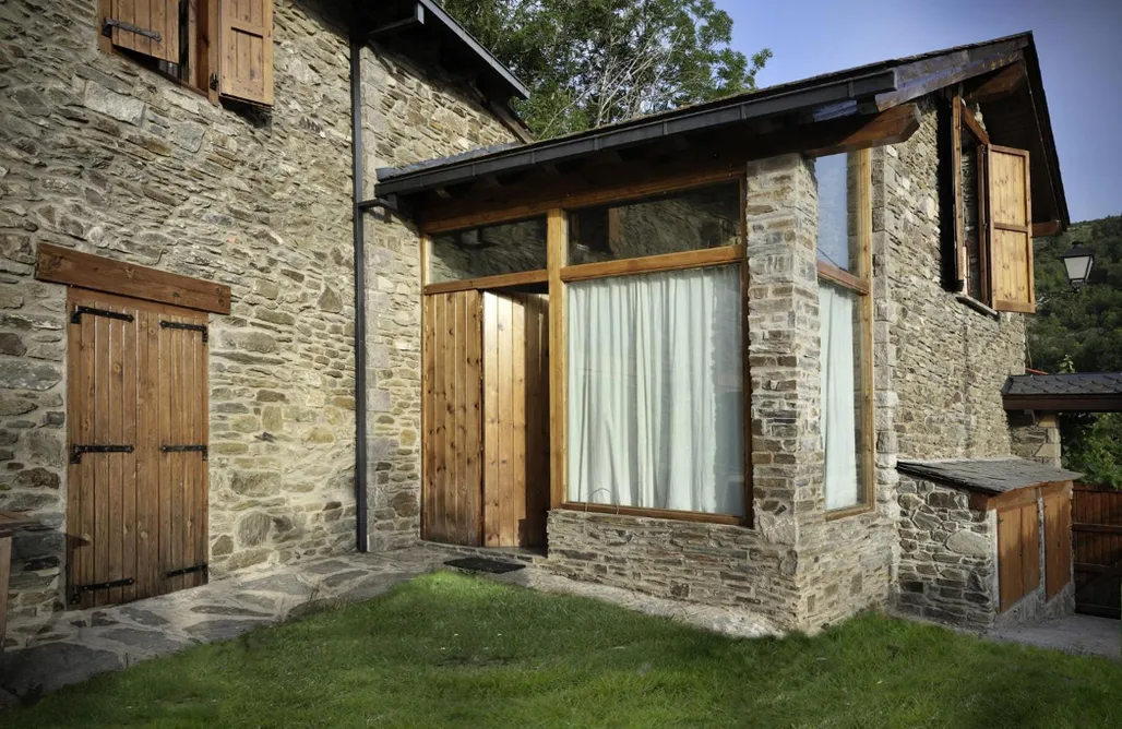 AlohaCamp accommodation La Caseta de Queixans con chimenea 4