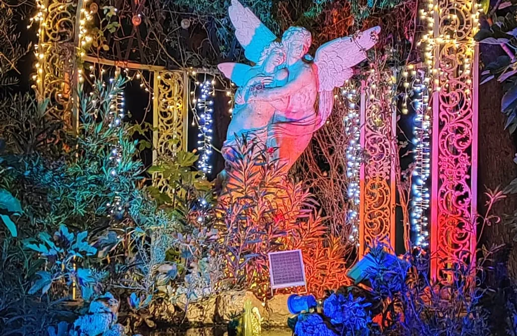 Cabañas Del Río Mundo Refugio de madera estilo árabe con estatuas y un zoo 3