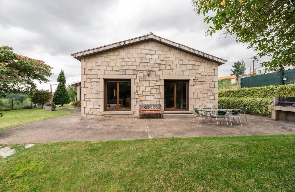 Alojamiento en Ames Casa con Piscina A Pedriña 3