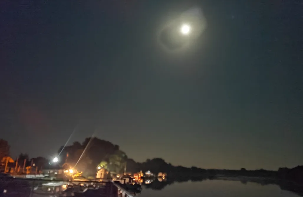 noclegi AlohaCamp Houseboat 7 os pływający dom Water King apartament na wodzie 1