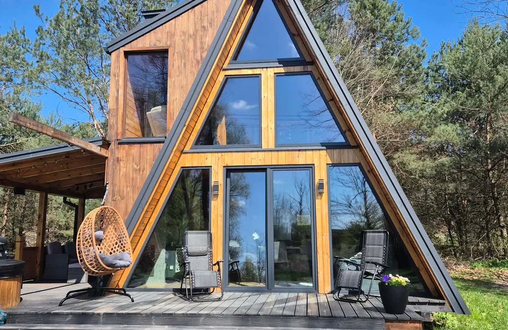 Fajne Miejsca na Wakacje w Polsce A-frame house. Brda w dolinie Liwca. 1
