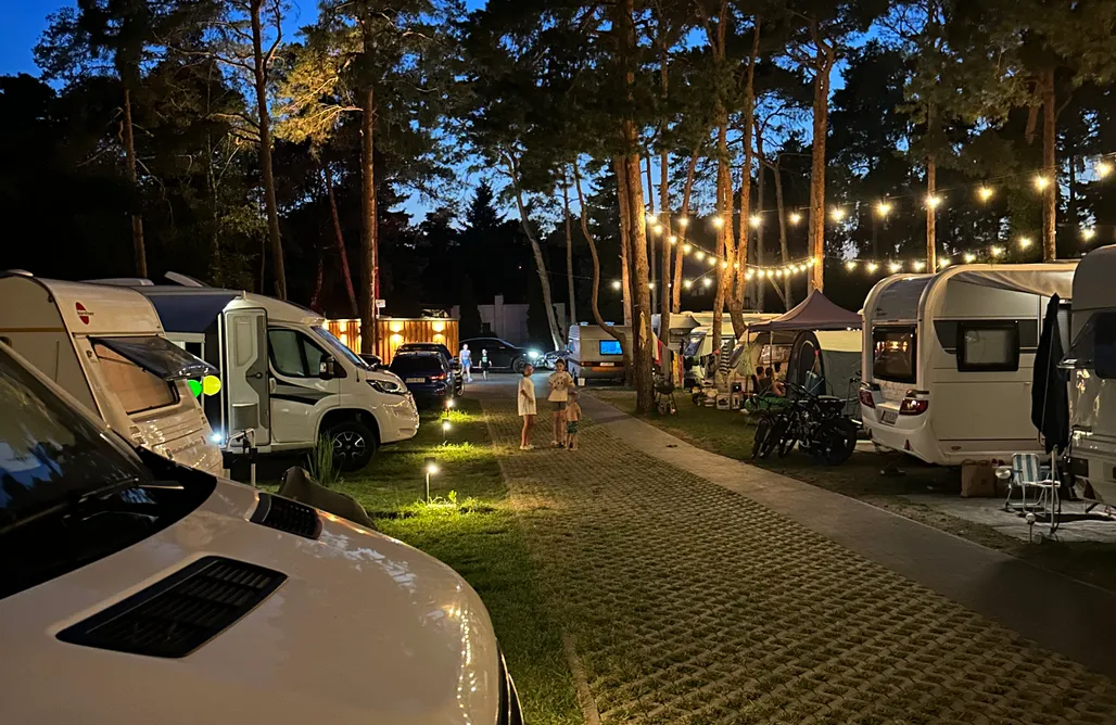 Pole Namiotowe Kaszuby Miejsce kamperowe i namiotowe - Camper Park Karolina  3