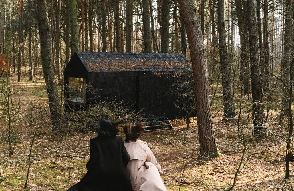 UKOI Mikrokino w dużym lesie - mały domek z kinem - Kręgi k. Wyszkowa AlohaCamp