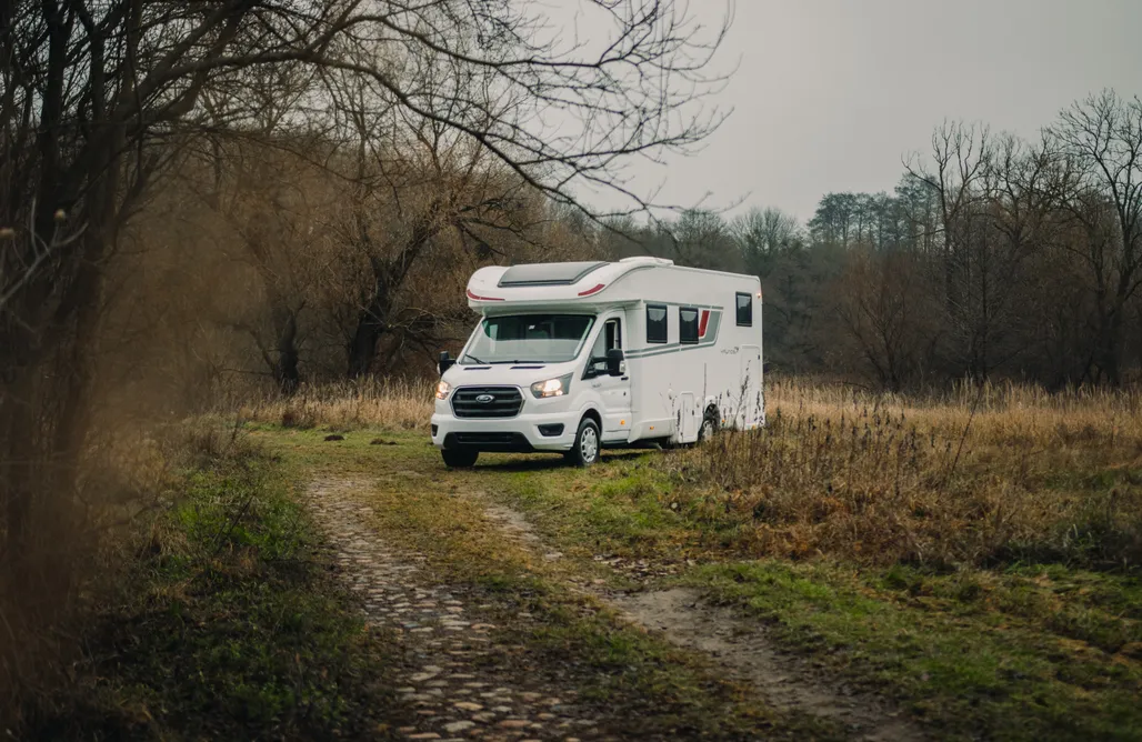 Kamper półintegra - Apartament na kołach (5 os.)  AlohaCamp