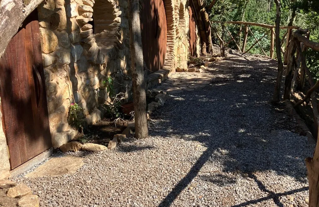Gîte Maison Hobbit dans la Forêt : Une Évasion Magique de Conte 3
