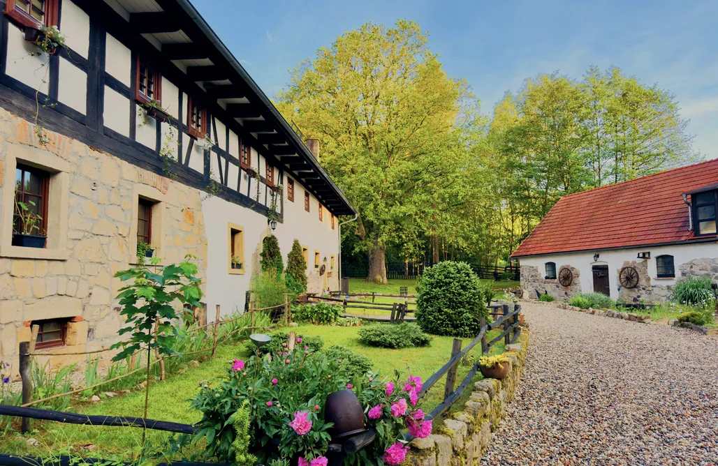 noclegi AlohaCamp Historyczny Domek z Sauną, Pubem i Tarasem nad Rzeką 4