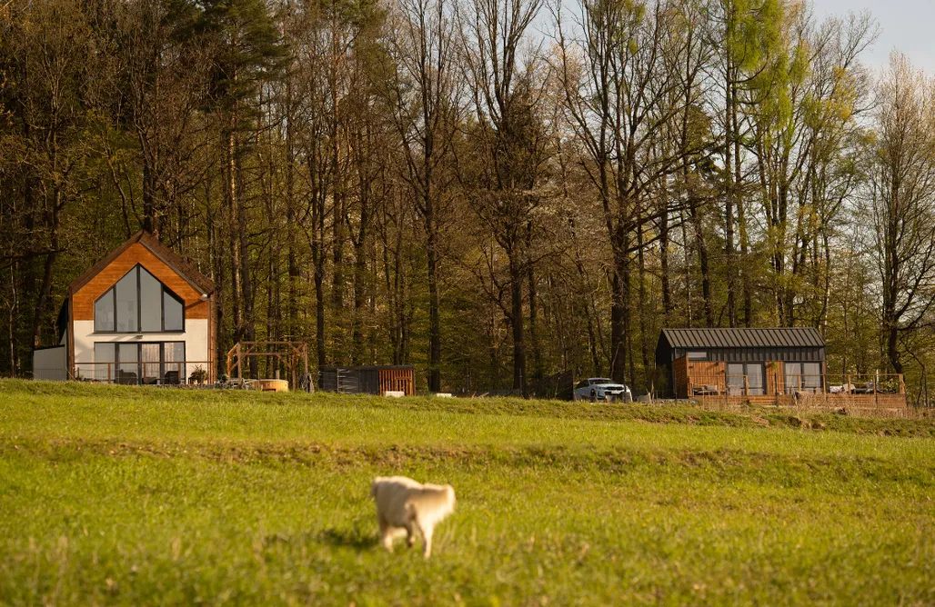 AlohaCamp accommodaties Raam naar de Beskiden, huisje BOS met hottub, sauna en uitzicht op de bergen 1