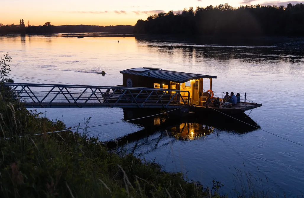 Location Chalet Avec Étang Pêche Privé Magnifique Toue cabanée sur la Loire - Equipée haut de gamme. 2