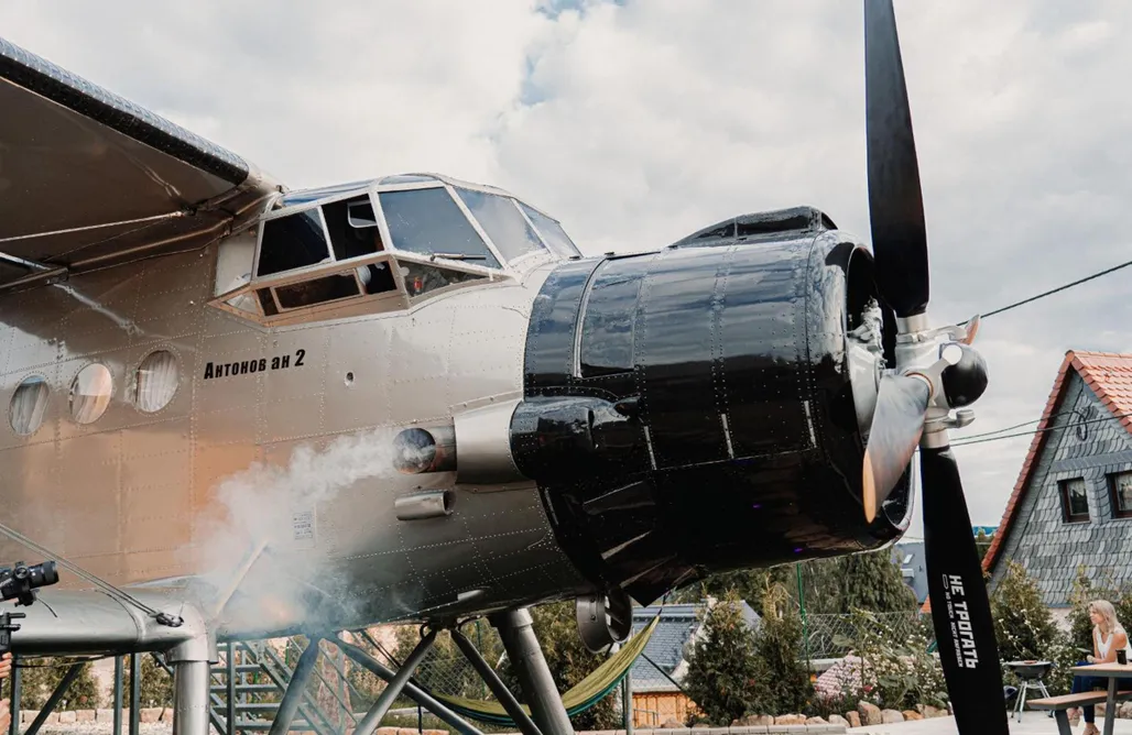 Flugzeug im Garten AlohaCamp