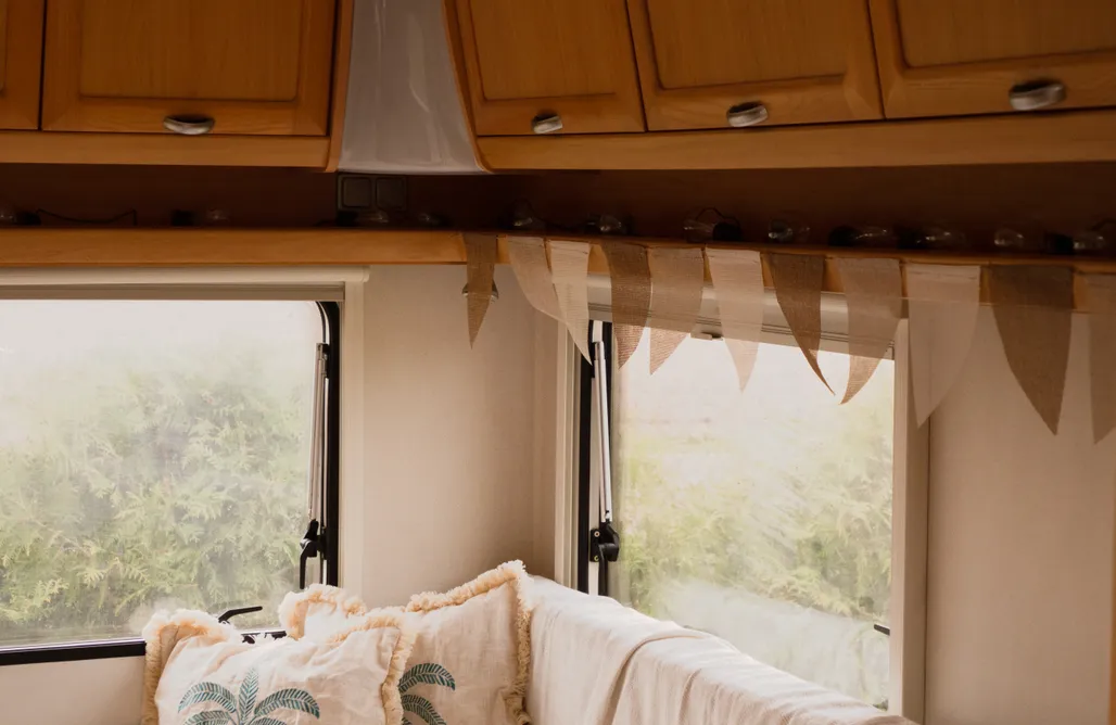 Pole Biwakowe Klimatyczna przyczepa Boho 2