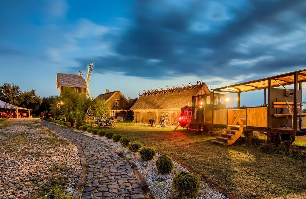 noclegi AlohaCamp Domek na drzewie z ręcznie rzeźbioną drewnianą wanną 1