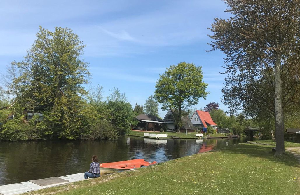 Hébergement AlohaCamp Ferienhaus Heinkens Hoek mit Steg und Ruderboot 1