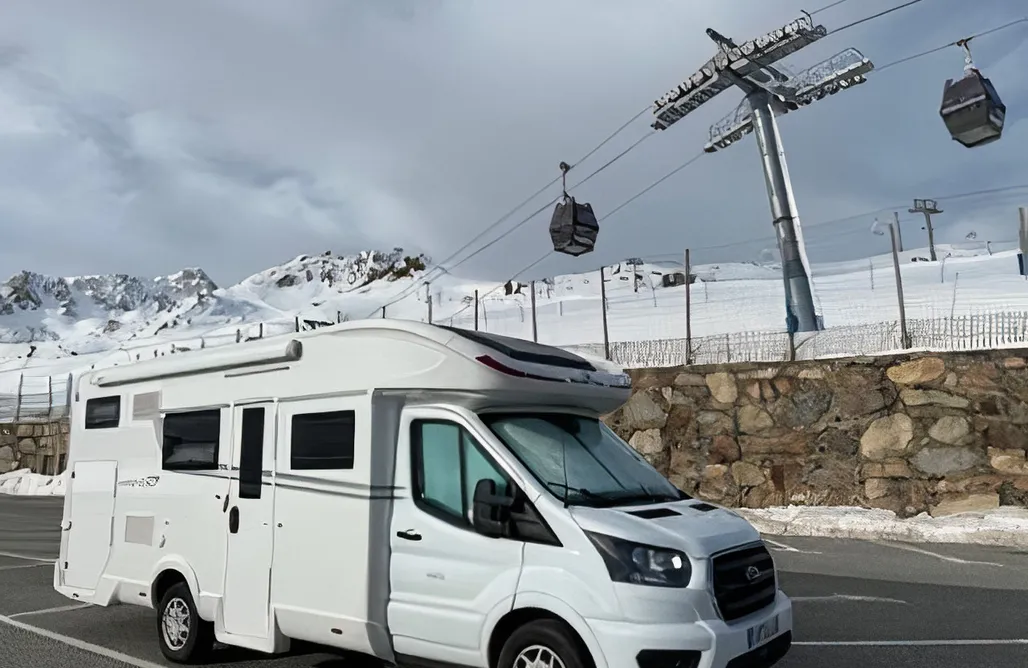 alojamientos AlohaCamp Atocaravana Ford Chronos 298TL 4