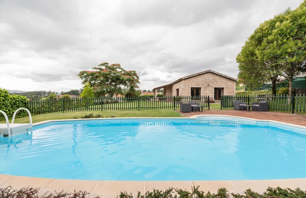 Alojamiento en Ames Casa con Piscina A Pedriña 2